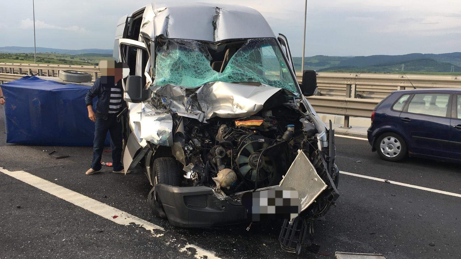 update foto accident pe autostrada sibiu - sebeș. un microbuz a lovit un tir