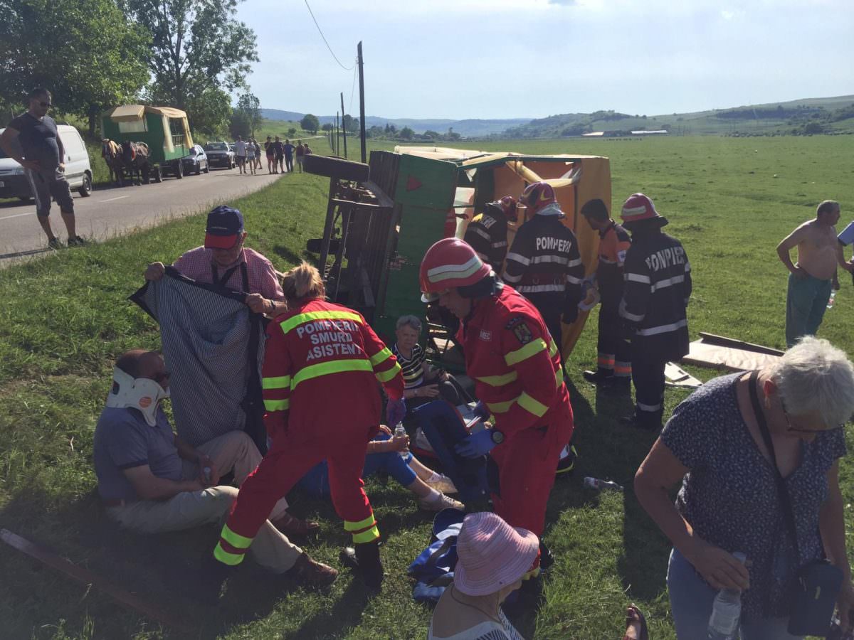 video foto zece turiști străini răsturnați cu căruța de un vizitiu beat - intervenție de urgență