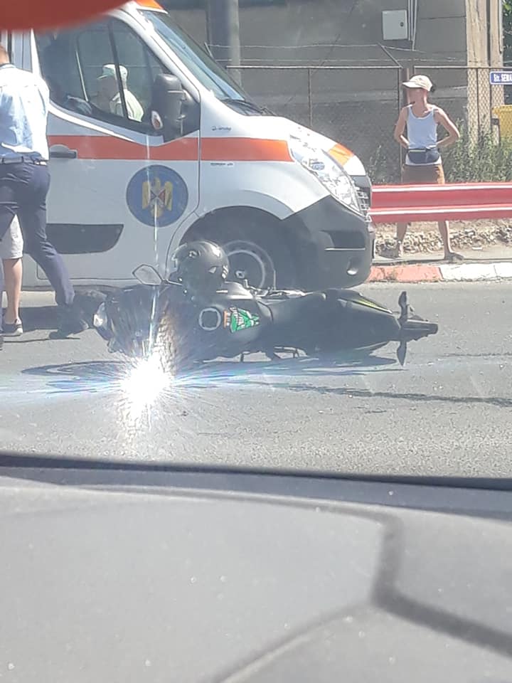 foto accident între o mașină și o motocicletă pe milea - șoferul era beat