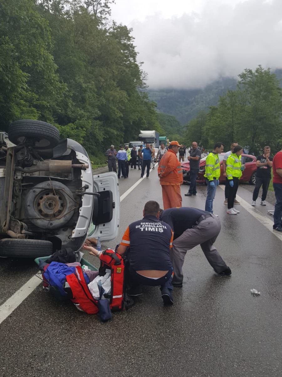 update foto accident cu două mașini și patru victime pe valea oltului