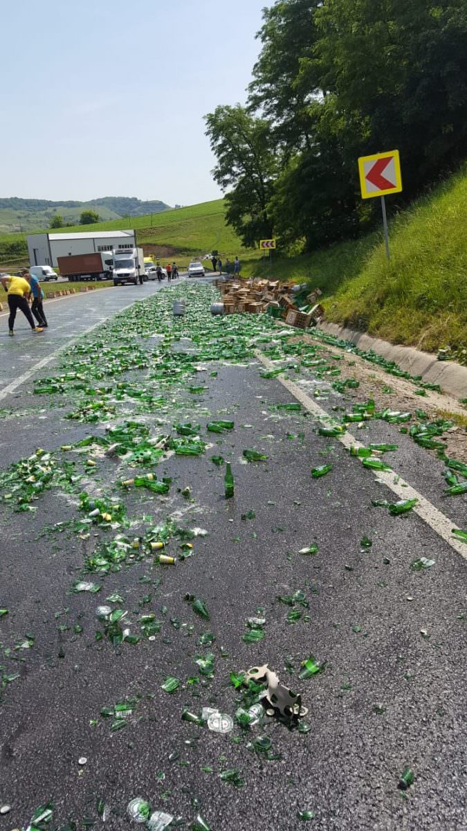 update video foto bere împrăștiată pe dn14. s-a rupt prelata unui camion