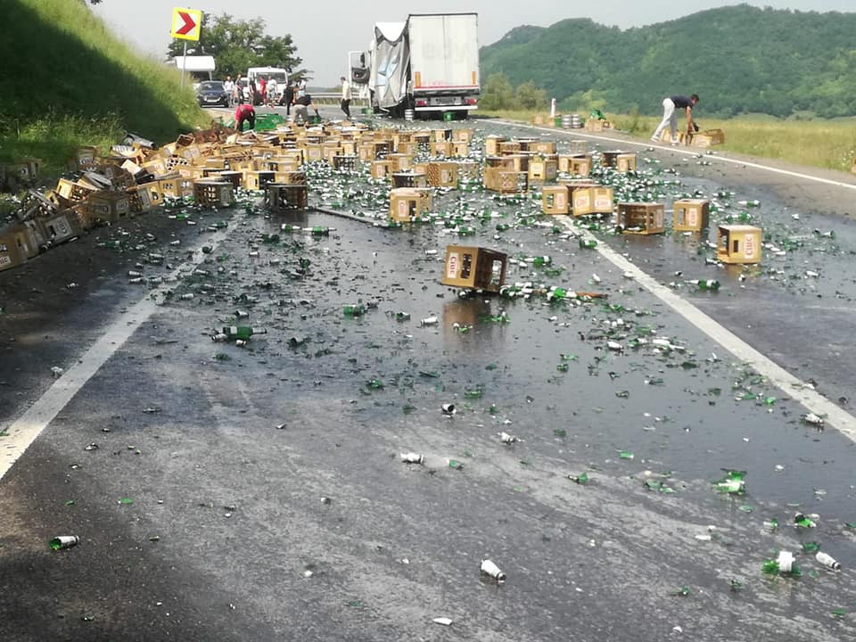 update video foto bere împrăștiată pe dn14. s-a rupt prelata unui camion