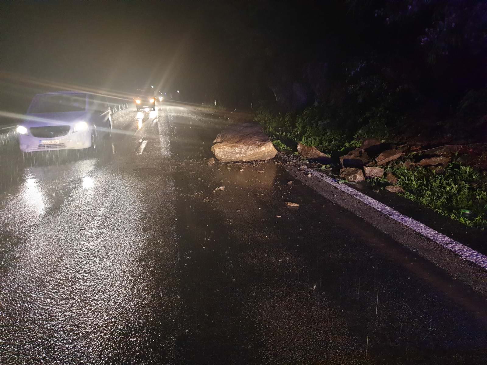foto - cad pietre pe dn7 - valea oltului. trafic afectat în zonă