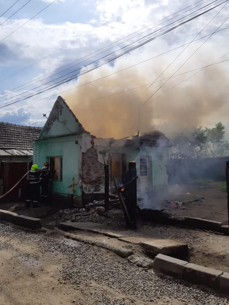 foto casă în flăcări la copșa mică - un bărbat este rănit