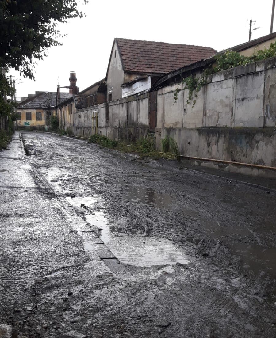 video foto - ploaie torențială și grindină la sibiu. străzi inundate în lazaret