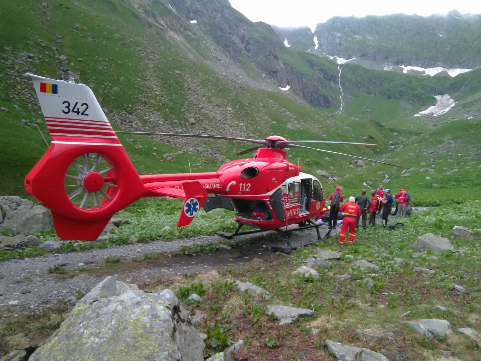 turiști rătăciți în munții făgărașului - sunt căutați cu elicopterul smurd