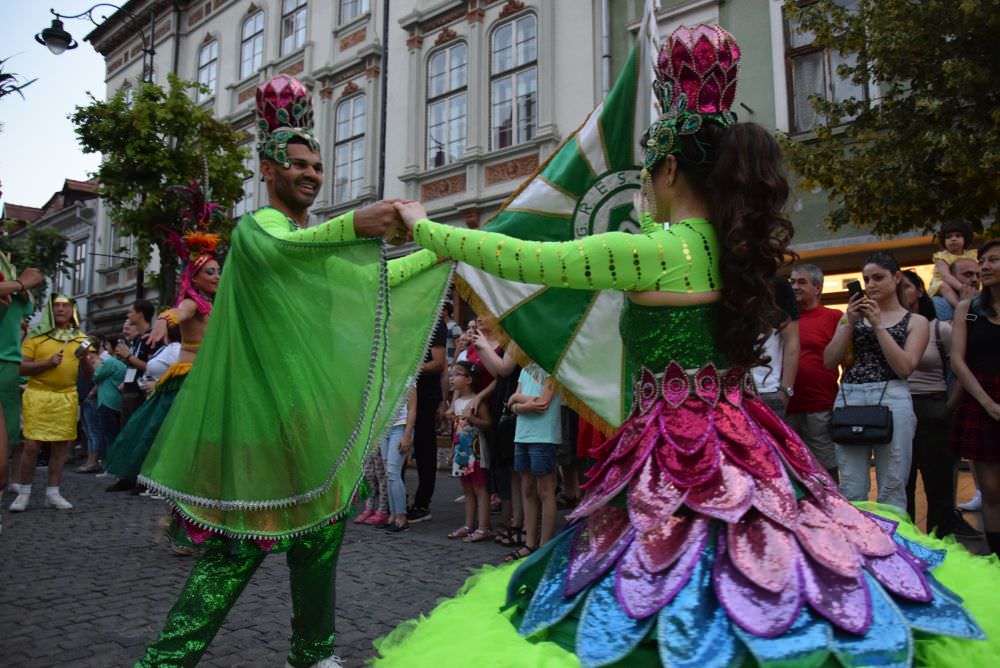 video foto - sibienii provocaţi să danseze samba sâmbătă pe nicolae bălcescu