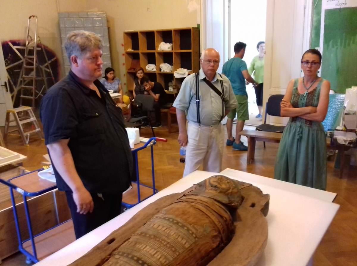 video foto - premieră în sibiu - se mută mumia veche de 2.000 de ani la muzeul din pădurea dumbrava