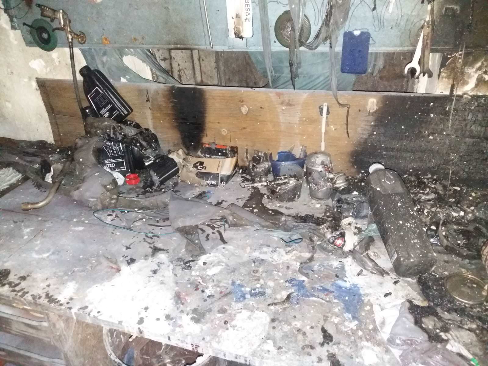 foto incendiu la un atelier mecanic din laslea