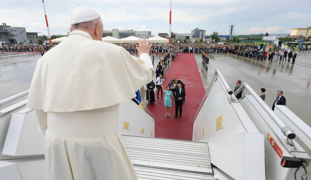 video - clip oficial postat de vatican cu vizita papei în românia - apar imagini și de la sibiu