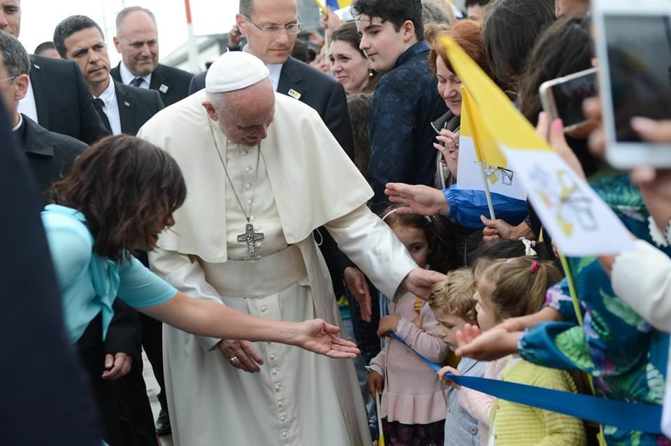 cele mai frumoase fotografii de la vizita papei la sibiu - una dintre ele este virală
