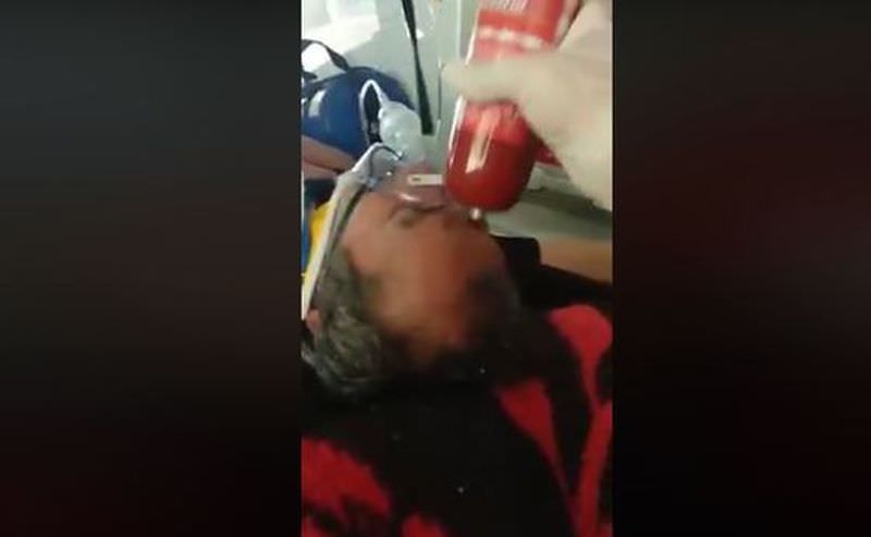 video revoltător – pacient inconștient, lovit de un paramedic cu un parizer