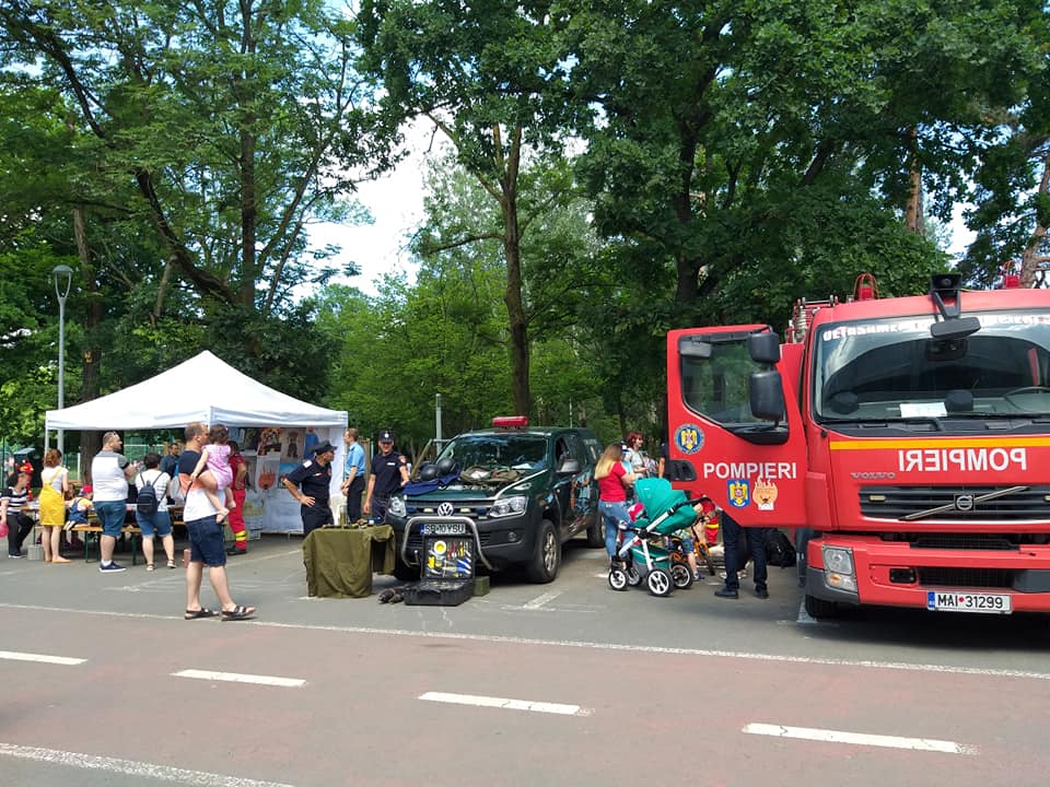 foto distracție mare în parcul sub arini - copiii au văzut cum e să fii pompier