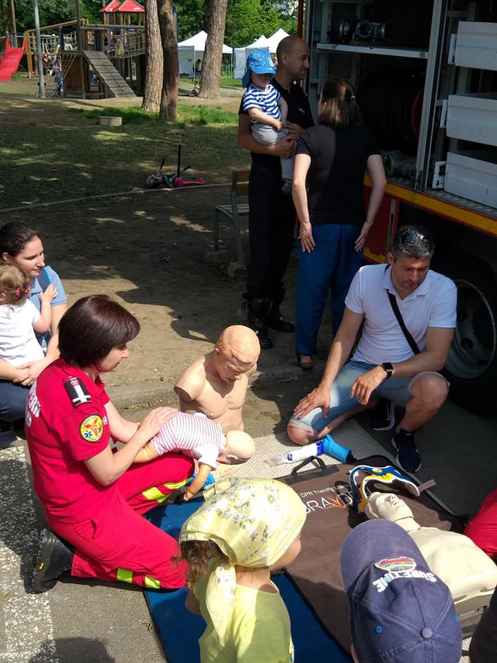 foto distracție mare în parcul sub arini - copiii au văzut cum e să fii pompier