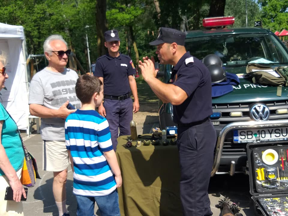 foto distracție mare în parcul sub arini - copiii au văzut cum e să fii pompier