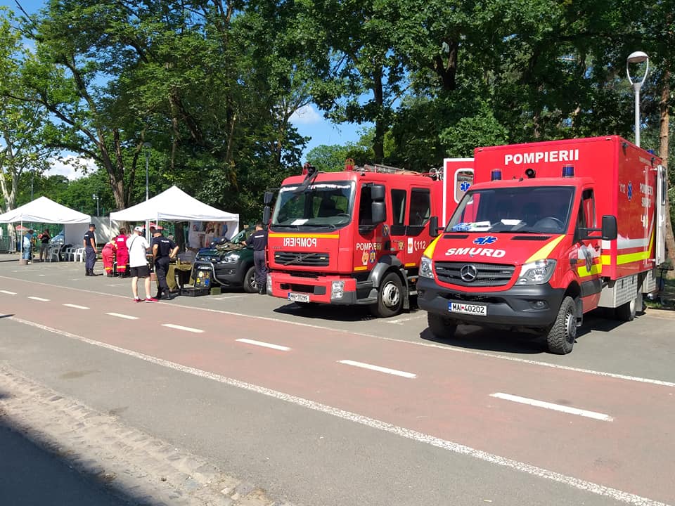 foto distracție mare în parcul sub arini - copiii au văzut cum e să fii pompier