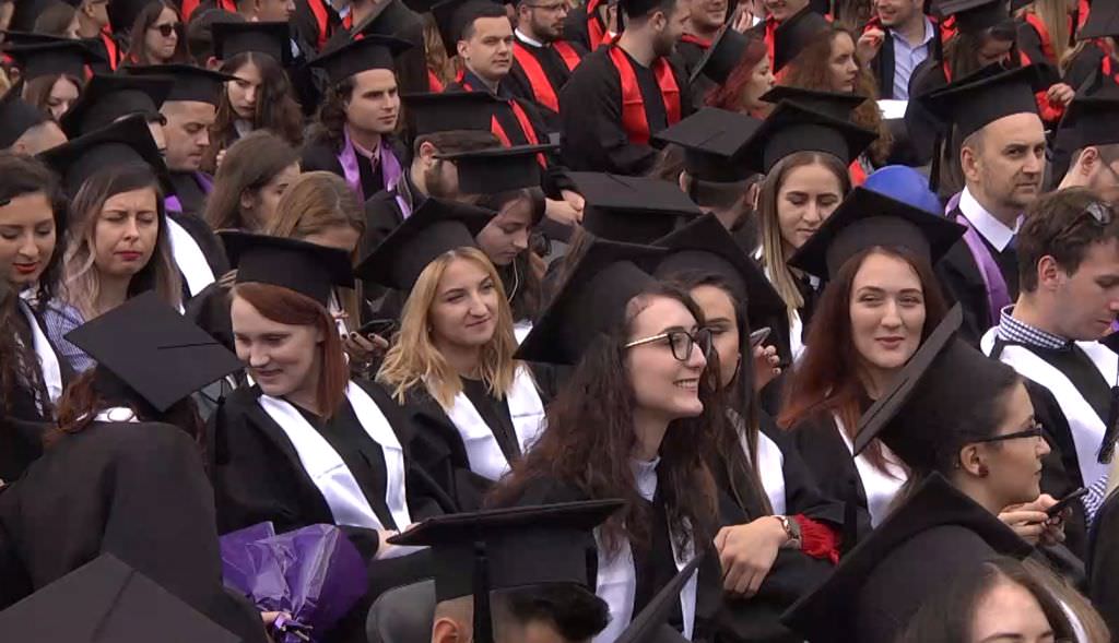 foto momente emoționante la sibiu - peste 2.000 de studenți absolvenți, la ceremonia specială din piața mare