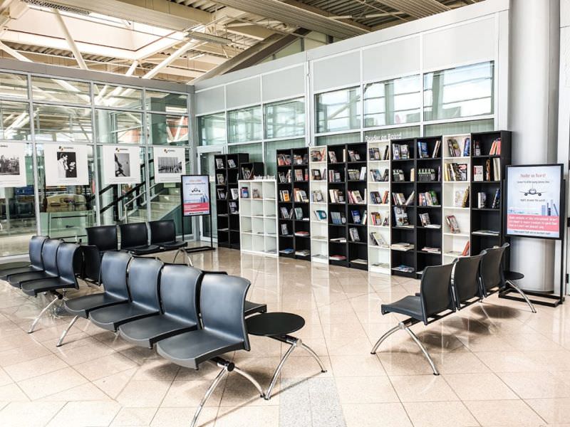 ”cititor la bord” împlinește un an. mii de călători au împrumutat cărți din aeroport