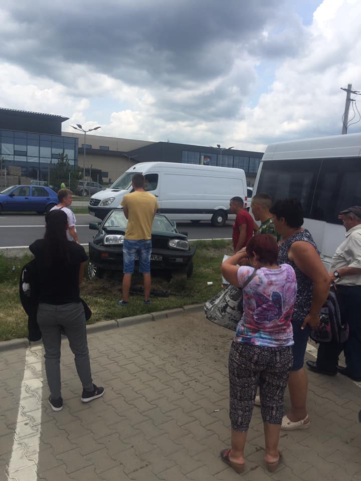 update accident între un microbuz și o mașină în zona de vest