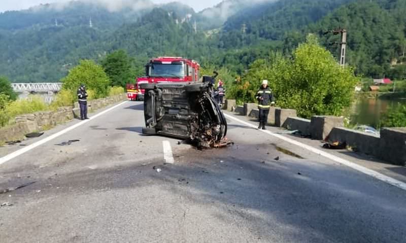 foto - accident pe valea oltului. șoferul se uita pe telefonul mobil