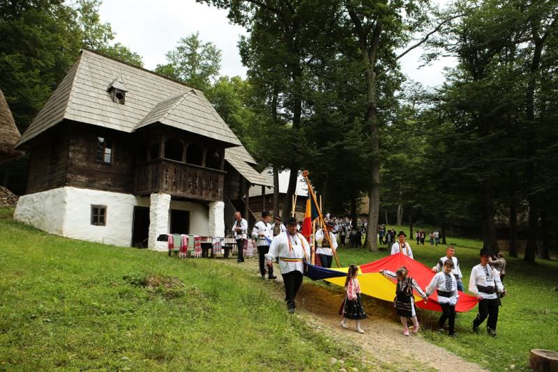 foto astra multicultural a tras zeci de mii de oameni în muzeul în aer liber