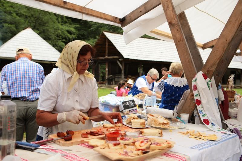 foto astra multicultural a tras zeci de mii de oameni în muzeul în aer liber