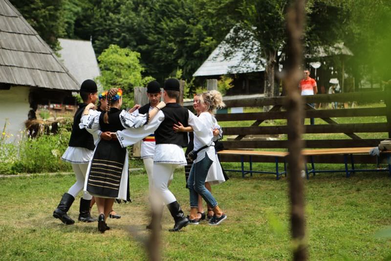 foto astra multicultural a tras zeci de mii de oameni în muzeul în aer liber