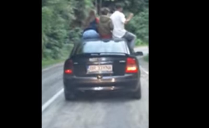 video - teribiliști pe transfăgărășan. s-au plimbat cocoțați pe capota mașinii