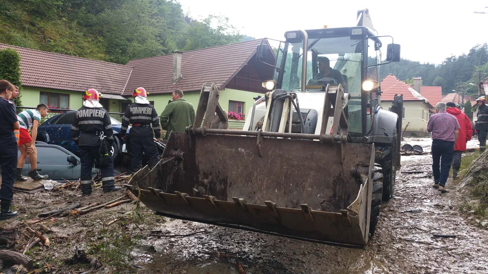 VIDEO FOTO - Case inundate si copaci rupți după furtuna de luni la Sibiu. O mașină luată de ape