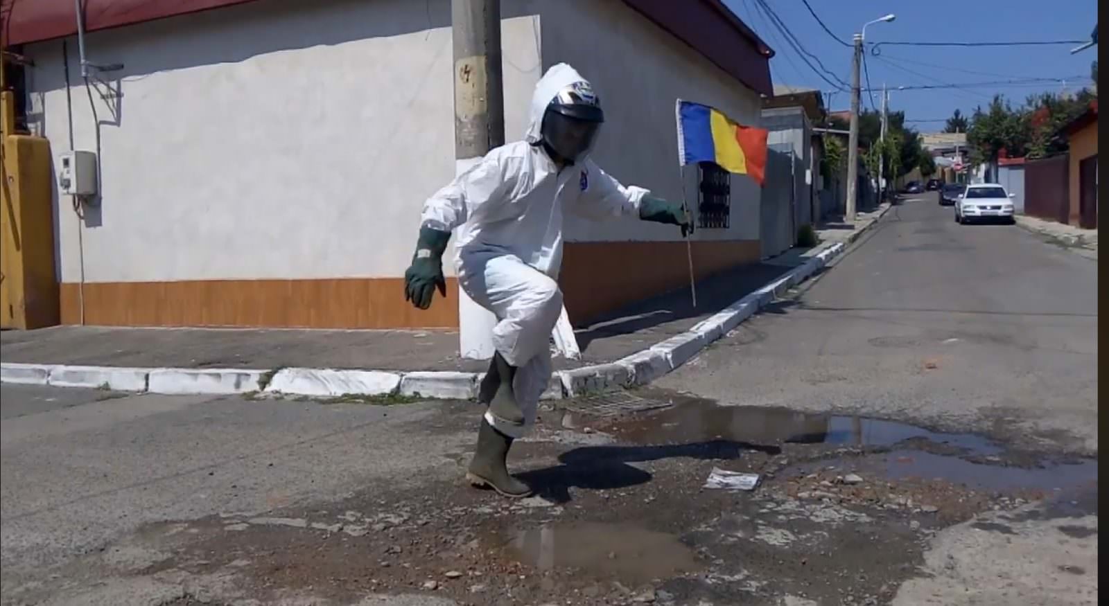 video haz de necaz - un român simulează pașii pe lună pe o stradă cu gropi