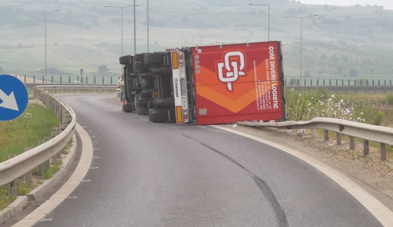 foto tir răsturnat la intrare în sibiu, pe a1. trafic restricționat