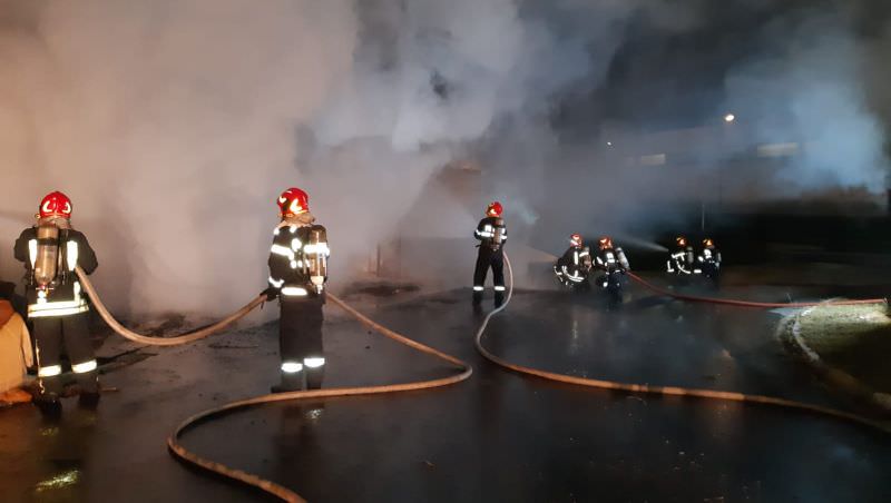 noapte de foc pentru pompierii sibieni - au intervenit la două incendii