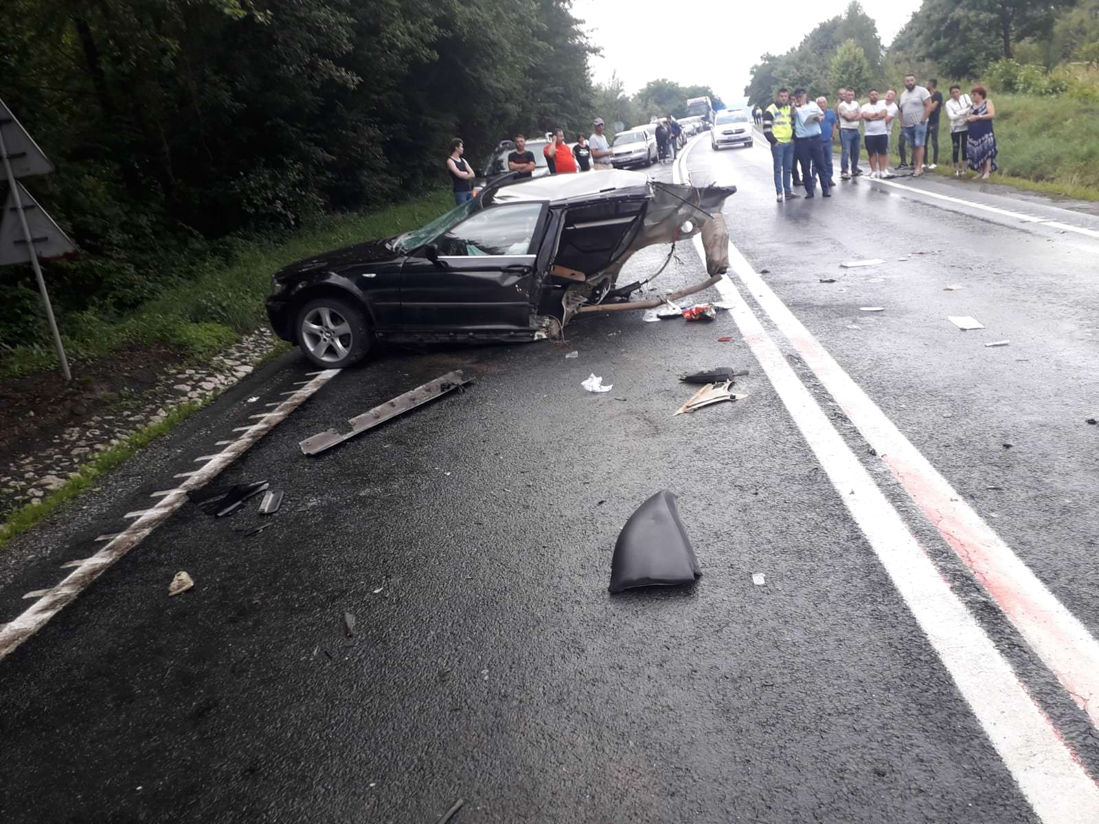 FOTO - Accident grav pe DN1 - Două BMW-uri aproape că s-au dezintegrat - Un om a murit