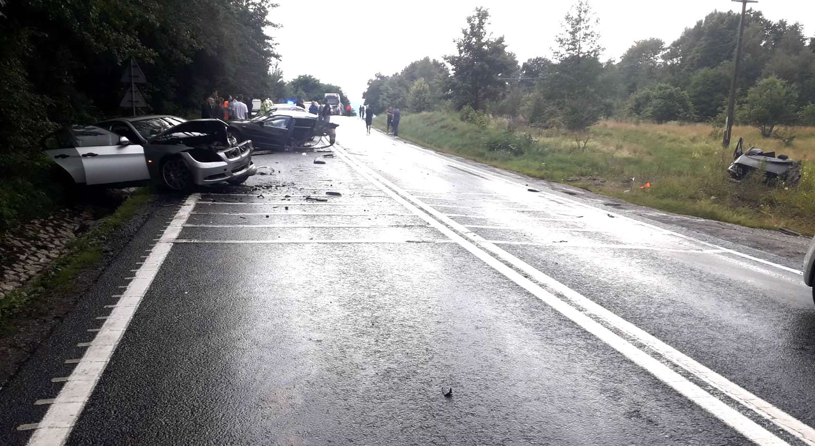 FOTO - Accident grav pe DN1 - Două BMW-uri aproape că s-au dezintegrat - Un om a murit