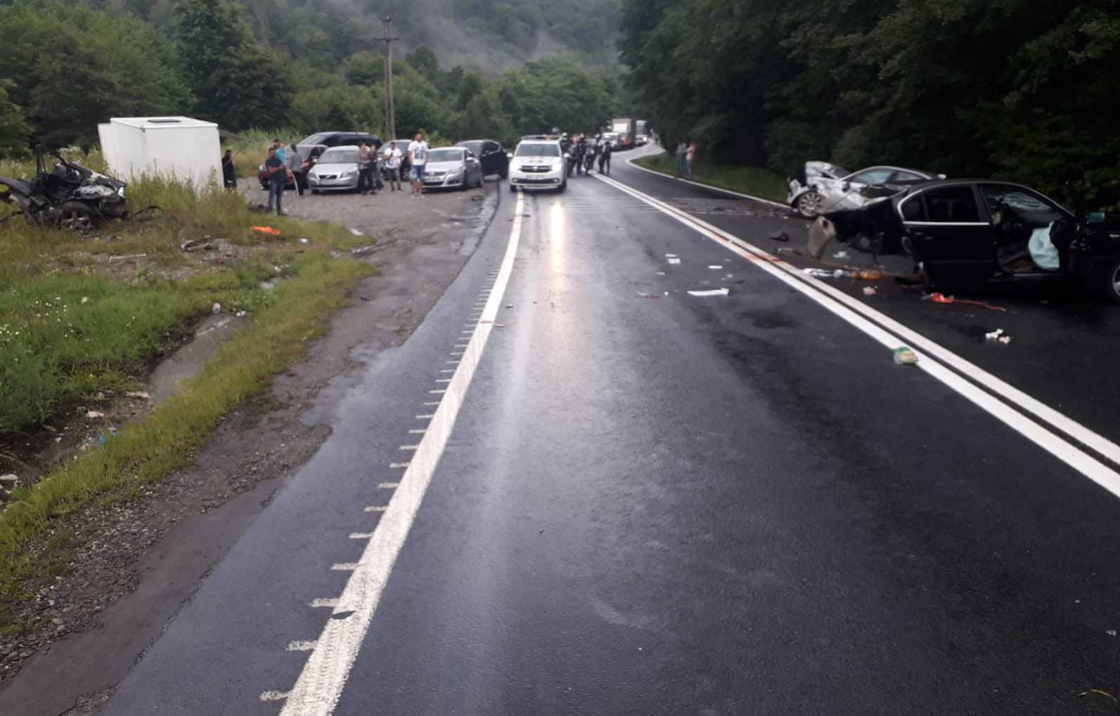 FOTO - Accident grav pe DN1 - Două BMW-uri aproape că s-au dezintegrat - Un om a murit