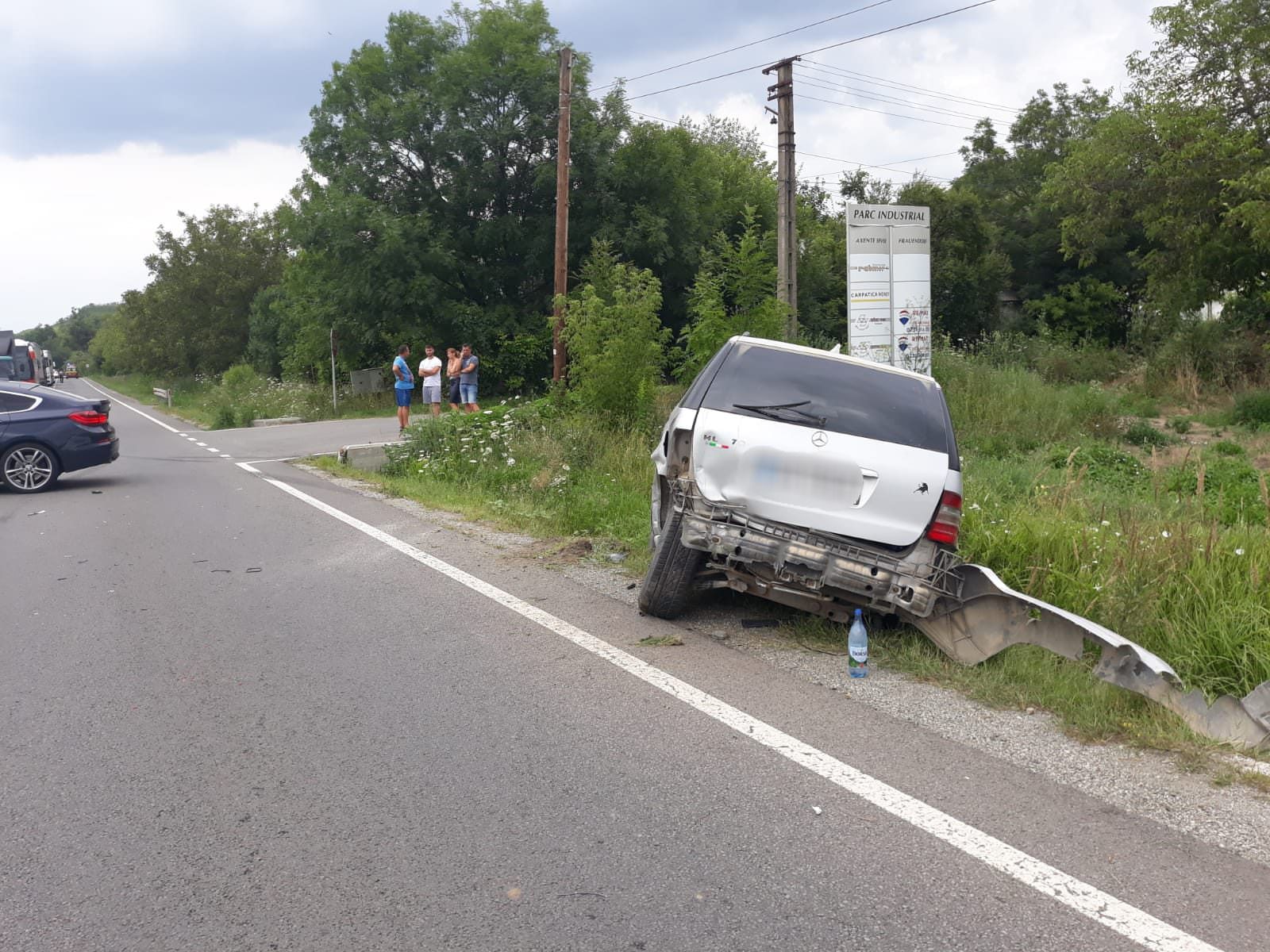 FOTO Accident grav pe DN14 - Două mașini implicate