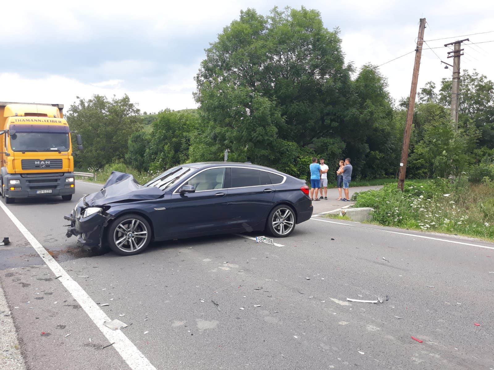 FOTO Accident grav pe DN14 - Două mașini implicate