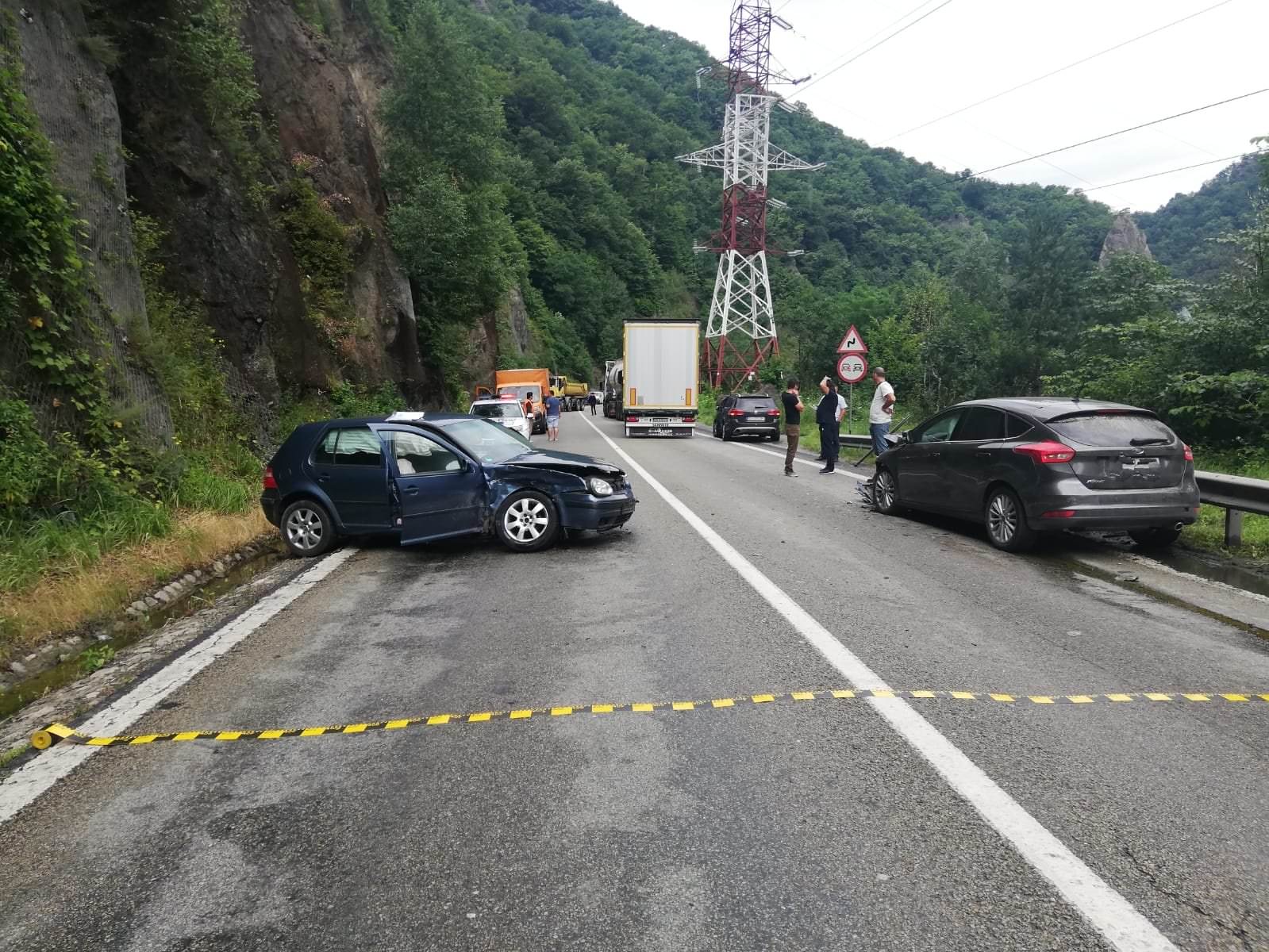 foto accident pe valea oltului - trafic blocat total
