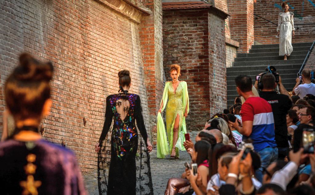 a început feeric fashion week – gala e sâmbătă în piața mică și o prezintă cosmina păsărin