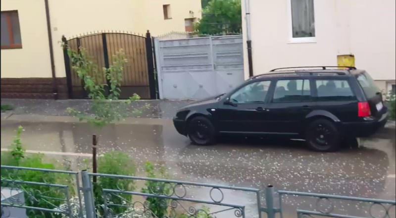 video - furtună puternică deasupra sibiului. a căzut grindină în aproape tot orașul