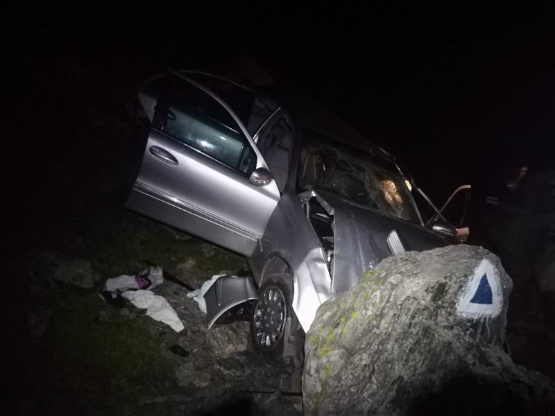 update video foto accident cu cinci răniți pe transfăgărășan - mașină răsturnată în prăpastie