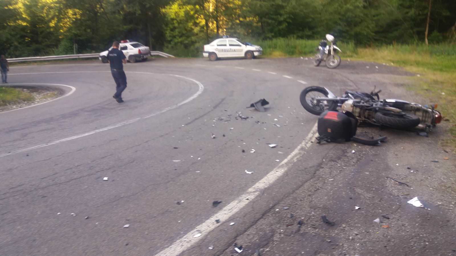 foto - motocicliști loviți în plin de o mașină pe transfăgărășan