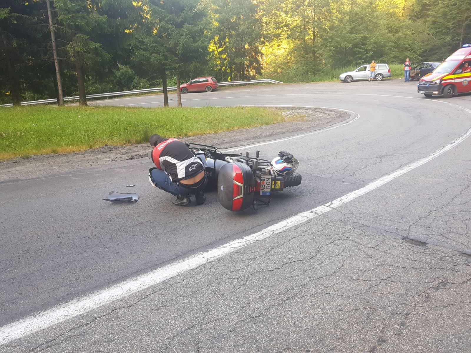 foto - motocicliști loviți în plin de o mașină pe transfăgărășan