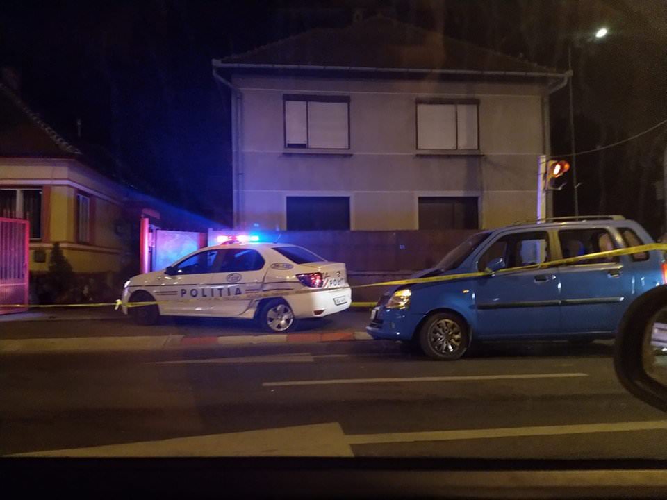 foto mașină de poliție implicată într-un accident pe milea - polițist dus la spital