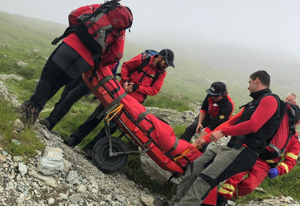 doi turişti salvaţi din munţii făgăraş de salvamontiştii din sibiu şi argeş