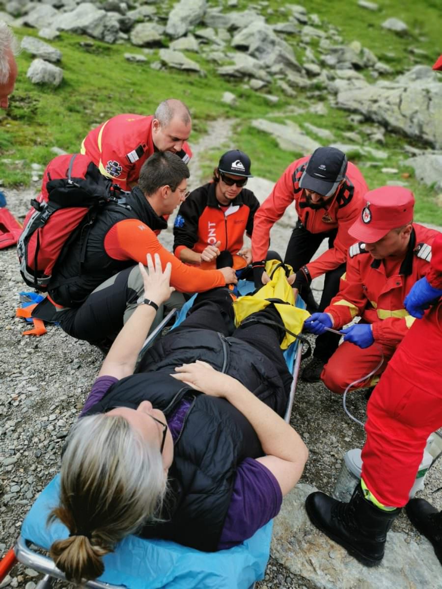 turist rănit grav în munții făgăraș. salvat și cu ajutorul unui elicopter