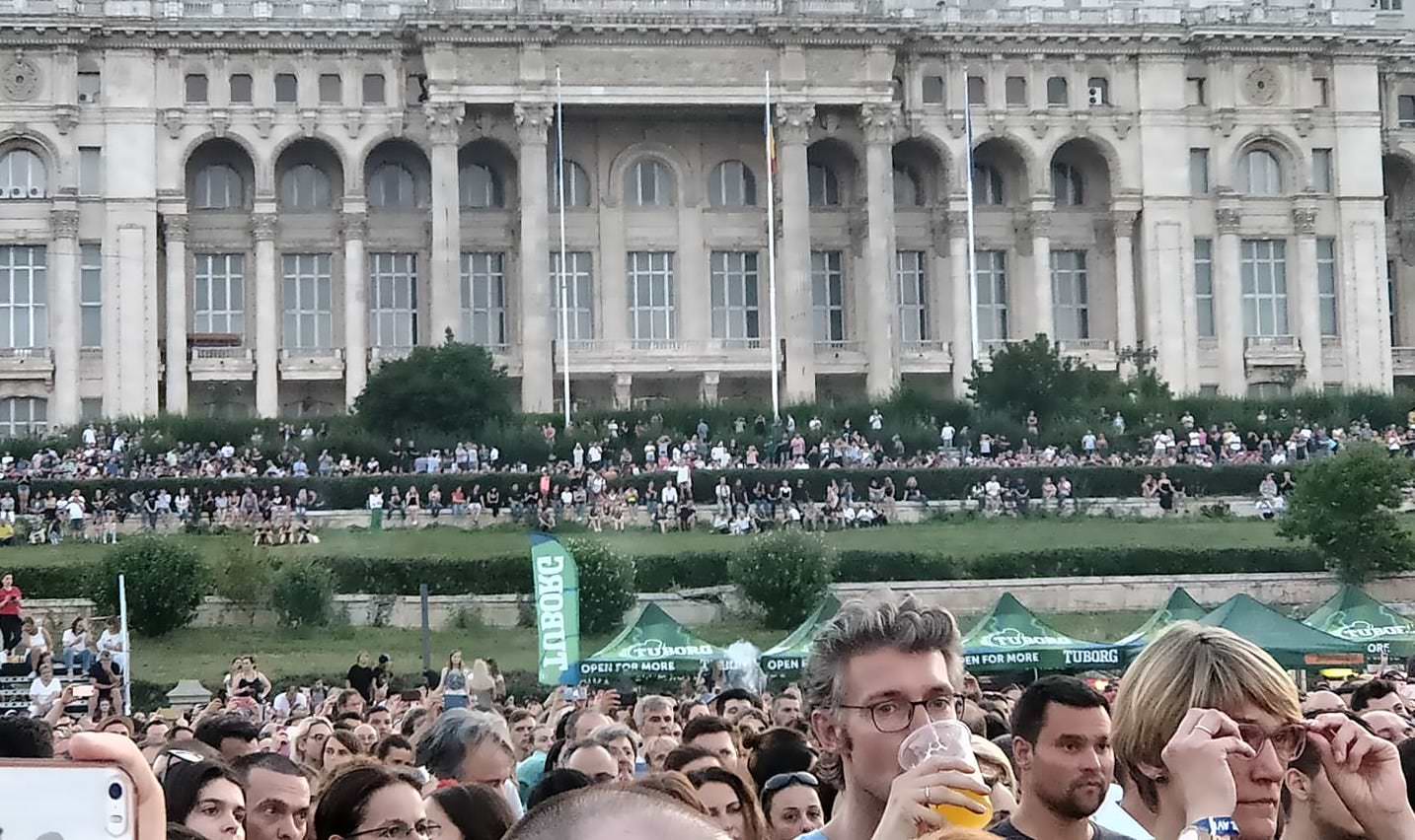 cum s-au uitat gratis la bon jovi sute de politicieni și acoliții lor - organizatorii le bat obrazul!