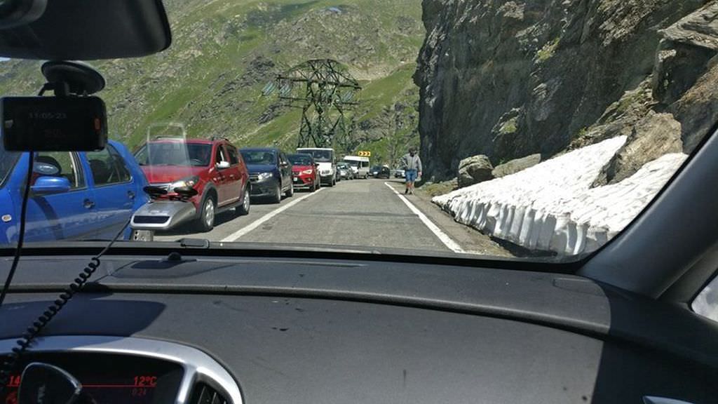 video foto clipe de coșmar pe transfăgărășan – turiști blocați zeci de minute în tunel fără să poată respira