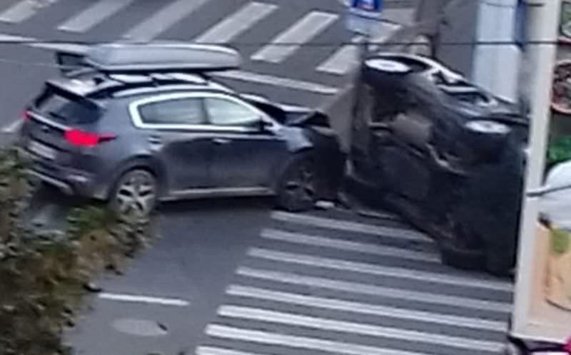 foto video accident pe bulevardul victoriei. o mașină răsturnată