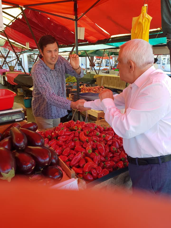foto - ministrul petre daea în vizită la piața cibin. nu a plecat cu mâna goală